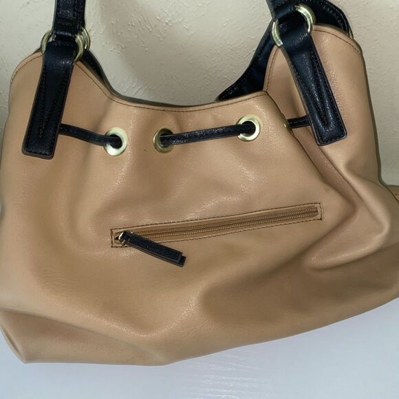 Liz Clairborne Leanne 4 Poster Shoulder Bag Tan and Black - Picture 5 of 12